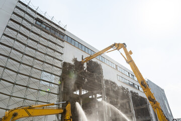 パワーショベルによるビル解体工事現場
