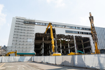 パワーショベルによるビル解体工事現場