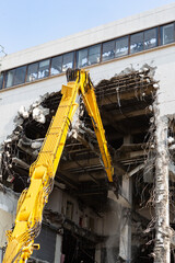 パワーショベルによるビル解体工事現場