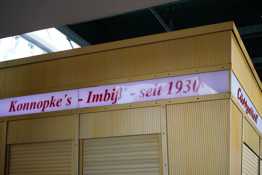 Konnopke's Imbi&szlig;, ber&uuml;hmter Imbissstand in der Sch&ouml;nhauser Allee in Prenzlauer Berg in Berlin, 12.04.2022
