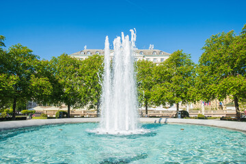 Fountain in park in center of Zagreb, Croatia, monumental architekcture in background - obrazy, fototapety, plakaty
