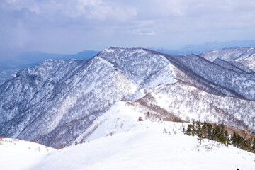 雪に覆われた稜線　平標山