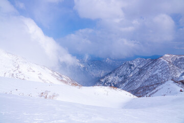 山岳風景　雪に覆われた山脈