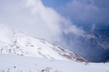 平標山の雪に覆われた山肌