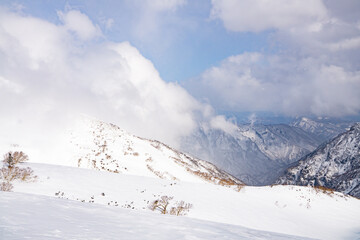 Fototapeta na wymiar 平標山の雪に覆われた山肌