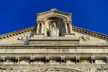 Fototapeta na wymiar モンマルトルの丘に建つサクレ・クール寺院（パリ フランス）