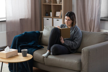 Obraz premium people, leisure and depression concept - sad woman with diary sitting on sofa at home