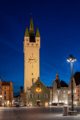 Fototapeta na wymiar Stadtturm Straubing zur blauen Stunde | Niederbayern