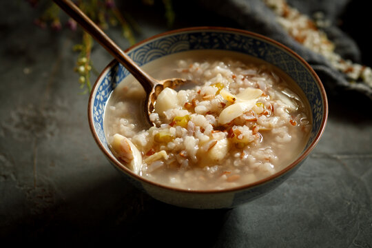 Sweet Beans and lily health preservation porridge