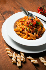 Piatto di deliziosa pasta artigianale condita con sugo di carne, Cibo Italiano 
