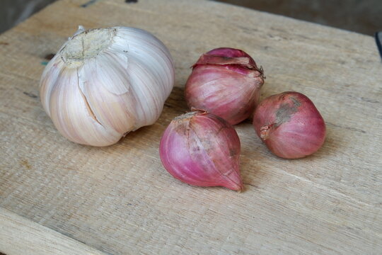 red and white onions from agriculture in the fields