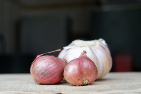 red and white onions from agriculture in the fields