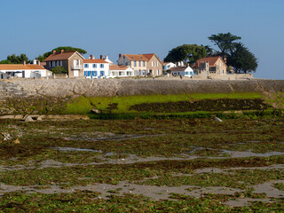 Le Vieil vu de la plage à marée basse, Noirmoutier-en-l'Île