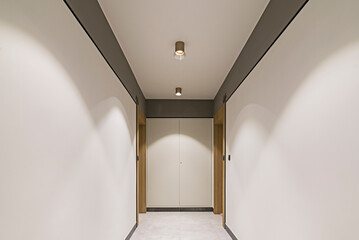 Nowoczesny korytarz w bloku mieszkalnym w jasnych kolorach.