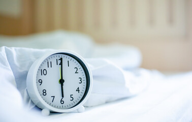 The alarm clock wakes up in the morning. Sleep. Timed rest. White clock.
