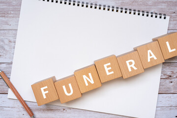 葬式のイメージ｜「FUNERAL」と書かれた積み木、ノート、ペン