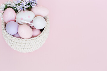dekoracja wielkanocna, koszyk, pastelowe jajka, pisanki, różowe tło