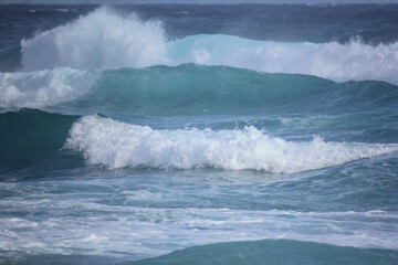 olas rompientes en la playa