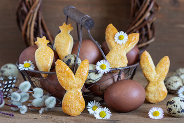 Ostergebäck Quark-Hasen und gefärbte Eier