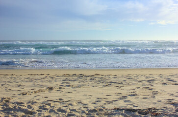 orilla de la playa en el atardecer con olas tranquilas