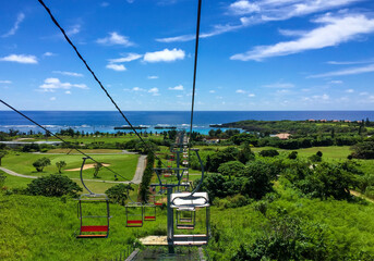 宮古島のシギラセブンマイルズリゾートのリフトから見た壮大な美しい海と青空と緑