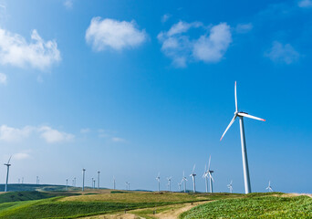 青空と風力発電の風車 再生可能エネルギーのイメージ  北海道稚内市 - obrazy, fototapety, plakaty