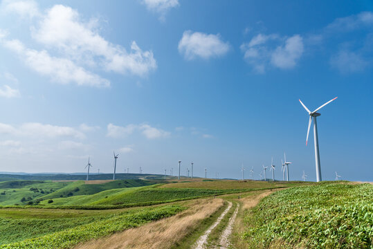 青空と風力発電の風車 再生可能エネルギーのイメージ  北海道稚内市