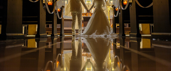 チャペル　新郎新婦　ウェディング　結婚式