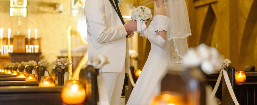 チャペル　新郎新婦　ウェディング　結婚式