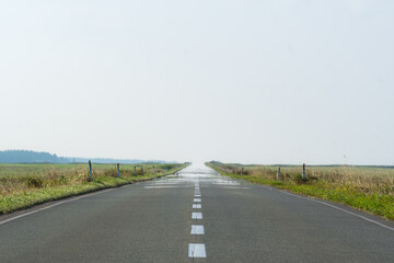 果てしなく続く直線道路  北海道猿払村 エヌサカ線