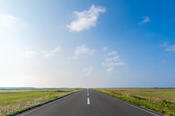 地平線まで伸びる直線道路 北海道猿払村 エヌサカ線