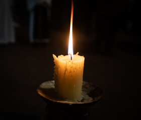 Semana santa Valladolid, vela encendida con llama alargada durante una procesión por la noche - obrazy, fototapety, plakaty