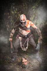 SESION COSPLAY. GUERRERO GRITANDO. GRITO DE GUERRA EN EL BOSQUE. NIEBLA.