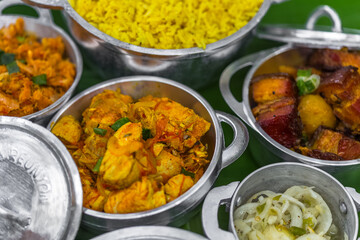 spécialités culinaires réunionnaises dans de petites marmites créoles  