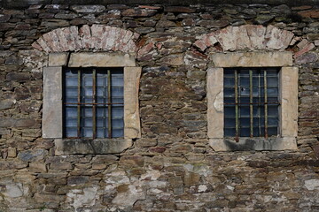 Fassade eines alten Hauses mit vergitterte Fenster