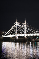 Fototapeta premium Alberts bridge at night time
