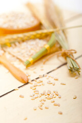 Obraz na płótnie Canvas organic barley grains