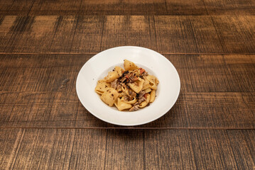 The Paccheri are typical of Campania. They are recommended for the preparation of pasta seasoned with dense and thick meat ragu, such as Neapolitan