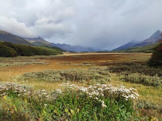 Plaines de Patagonie sous l'orage, Terre de Feu, Ushuaia, couleurs d'automne