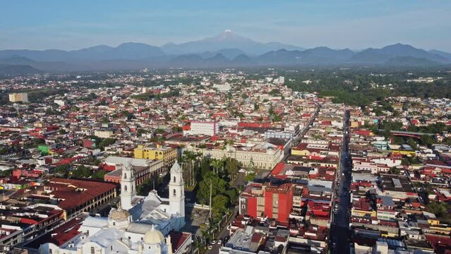 A town among the eastern Mexican Sierra Madre, on the slopes of the Pico de Orizaba volcano. 