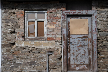 Alte Fassade eines Hause mit Tür und Fenster - baufällig