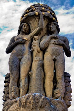 bischofswerda, deutschland - statuen von adam und eva am paradiesbrunnen