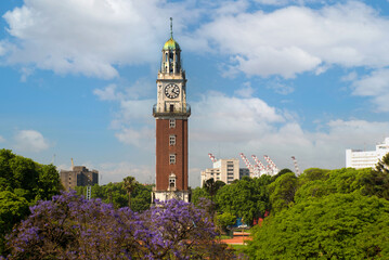Uhrenturm "Torre Monumental" im Retiro-Viertel, Buenos Aires, Argentinien 

Clock tower “Torre Monumental” in Retiro neighborhood, Buenos Aires, Argentina 