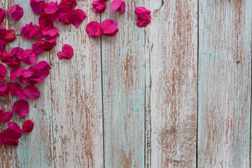 Flores de bugambilia sobre mesa desgastada