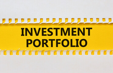 Obraz premium Investment portfolio symbol. Yellow and white paper with concept words Investment portfolio on beautiful white background. Business investment portfolio concept. Copy space.