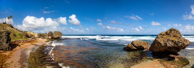 Barbados, an der Küste von Bathsheba Beach, Felsen am Strand und eine Ruine auf der karibischen Insel, Panorama.