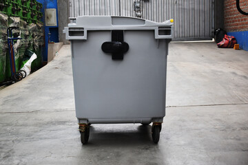 CONTENEDORES DE BASURA - TRASH BINS