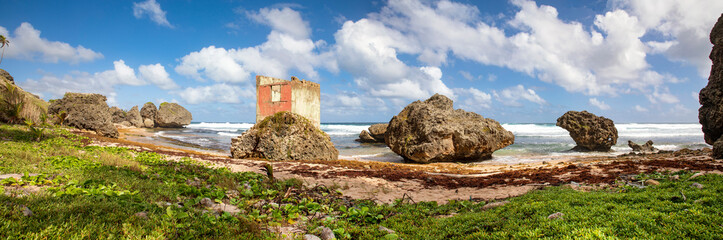 Barbados, an der Küste von Bathsheba Beach, Felsen am Strand und eine Ruine auf der karibischen...