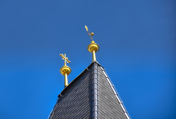 Kirchturm, Kirchturmspitze, Kreuz, Wetterhahn, Gold, Dach, Walmdach, Dachgiebel, glänzen,...