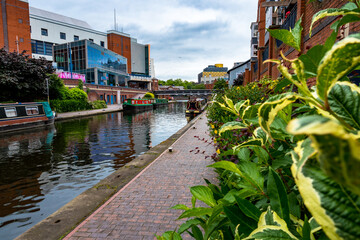 Birmingham Schiffe im Kanal mit Blumen